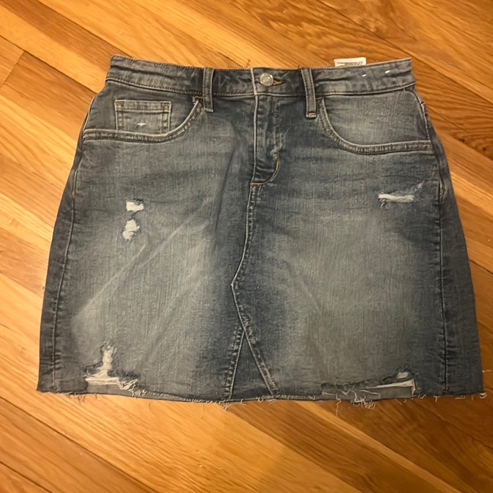 Blue denim skirt, button, pockets, front and back